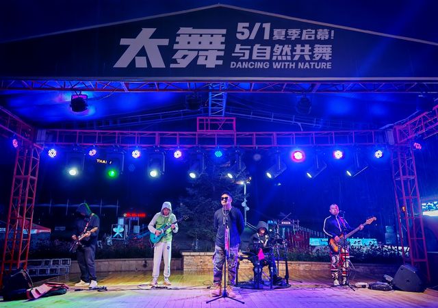 滑雪勝地度假,感受詩情畫意的小鎮生活。