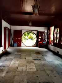 青浦大觀園係一座大型仿古園林建築，位於青商公路701號，坐落於淀山湖兩側，距離上海市中心六十五公里。