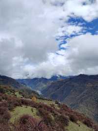 千人奔赴～臥龍川北營參加徒步登山節。