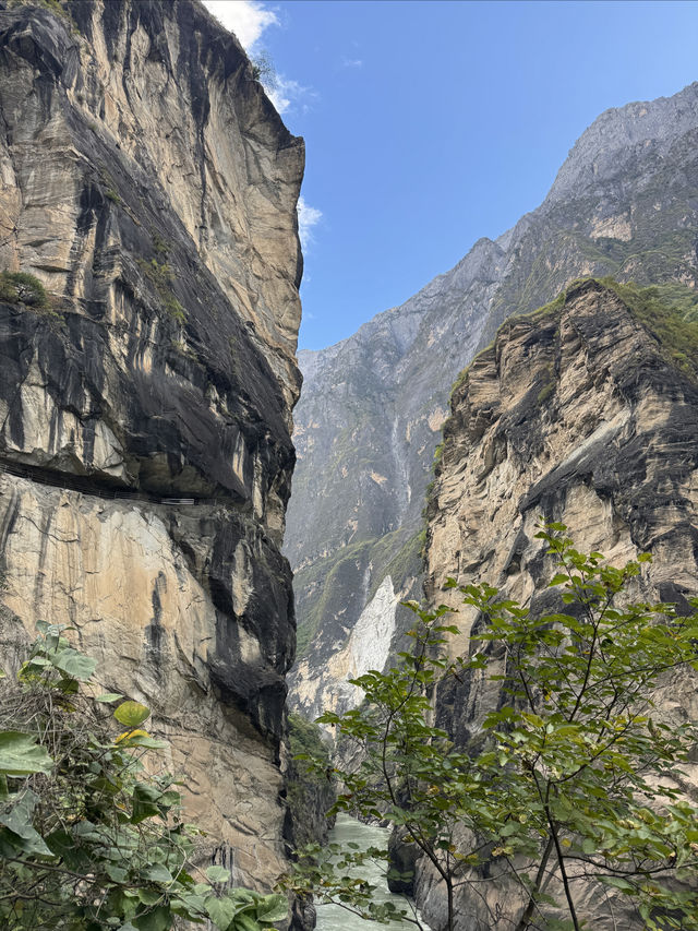 雲南｜虎跳峽峽谷徒步精華路段—— 一線天。