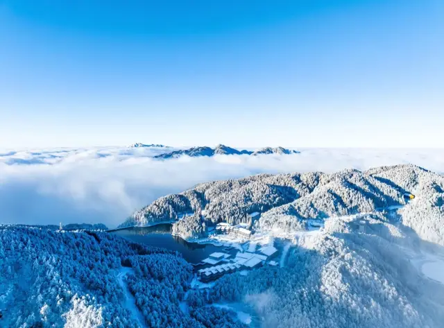 Skiing and hiking at Mount Mingyue, with a perfect hot spring ending!