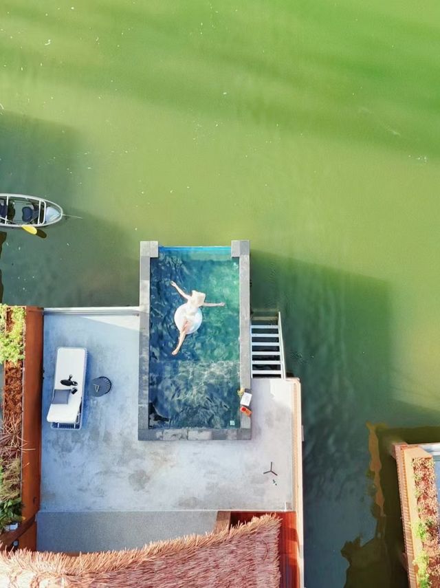夏天喺舥艚，一頭紮進民宿嘅清涼泳池