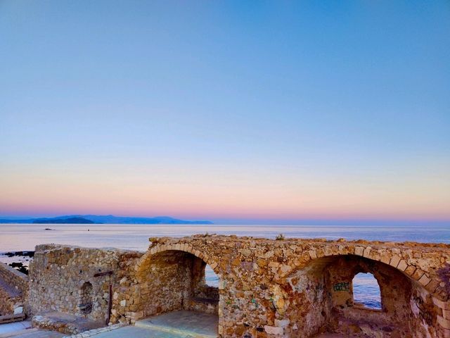 Sunrise at the Chania Lighthouse: A Breathtaking Experience 🌅🏝️