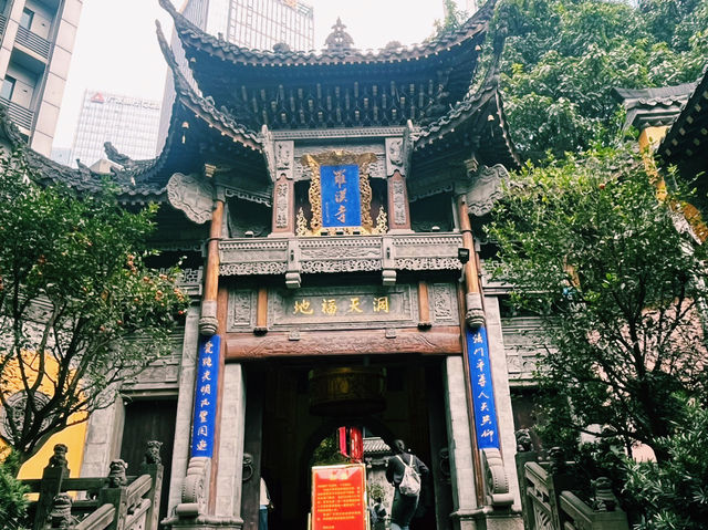 重慶市渝中區著名的寺廟景點：羅漢寺，適合拍照打卡、週末閒暇度假地！ 