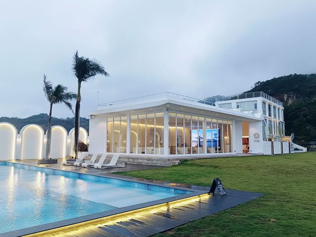 山海氤氳，聆聽時光在這座白色小屋流逝的聲音