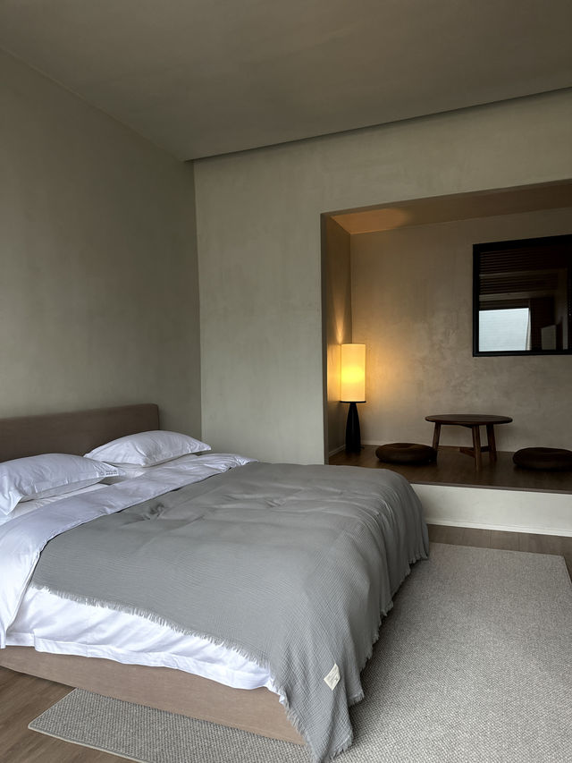 陽朔千古情景區旁,藏著一家侘寂風隱世酒店。 陽朔千古情景區旁,藏著一家侘寂風隱世酒店。