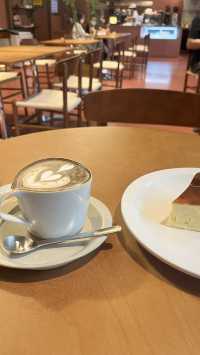 上海の魯迅公園の中にある現代和モダンの落ち着いたカフェでのんびりと