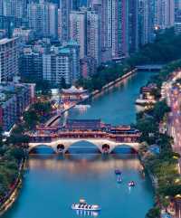 有人喺夜色下嘅九眼橋嗎？