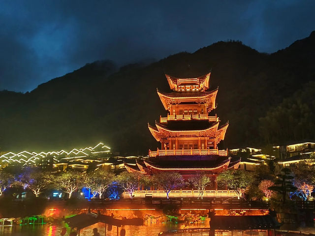 葛仙村遊玩攻略  
一、行程概覽  
上饒三清山機場 → 橙子酒店（師院店）入住 → 葛仙村夜遊  
葛仙村