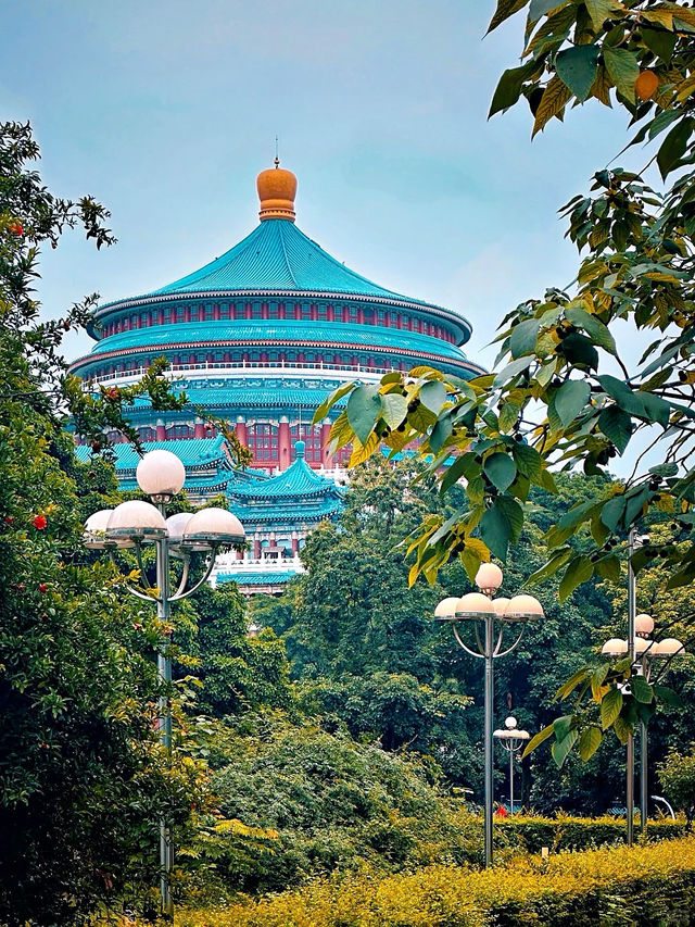 親愛嘅朋友們，嚟到重慶點可以錯過標誌性嘅重慶人民大禮堂呢？