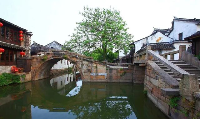 以下係一份周莊嘅遊玩介紹：   景點打卡   - 雙橋：由世德橋同永安橋組成，位於古鎮中心，形狀似匙