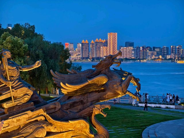 Riverside Dinner with Exclusive Views of the Yangtze Bridge and Yellow Crane Tower! Riverside Dinner with Exclusive Views of the Yangtze Bridge and Yellow Crane Tower!