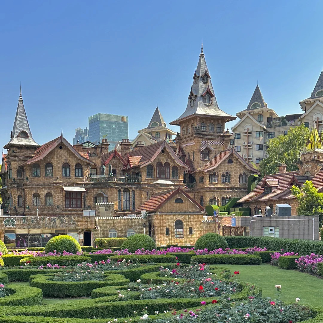Tempat-tempat terindah di Shanghai ternyata semuanya gratis! 💫

🌉 Dek Observasi The Bund
18:30-22:00 pertunjukan cahaya dan
pemandangan spektakuler arsitektur internasional

📚 Perpustakaan Xujiahui
Harmoni sempurna dengan katedral
dari teras lantai 3

🎨 North Bund Binjiang
Pemandangan Pudong yang lebih sepi
Foto romantis dengan mercusuar

🖼️ Museum Seni Xi’an
Di mana kaca tepi sungai bertemu seni
Ruang artistik cahaya dan bayangan

🌃 Promenade Suzhou Creek
Jalur dengan 9 jembatan
Di mana sejarah dan modernitas berdampingan

💐 Toko Bunga Shanxi North Road
Dinding bunga di sudut gang
Jalan romantis bergaya Prancis

🏞️ Taman Qiantan
Hutan alang-alang dan bangku perak
Suasana resor seperti Pulau Jeju

📖 Toko Buku Sunnan
Eksterior unik yang diubah dari gereja
Perpaduan klasik dan modern

🎢 Taman Nanyuan
Jembatan Lupu dan taman tulip
Pemandangan musim semi yang istimewa

🏰 Taman Villa Moller
Eksterior seperti kastil dongeng
Nikmati mandi hutan secara gratis

Rasakan pesona sejati Shanghai tanpa mengeluarkan uang sepeser pun, coba sekarang! ✨