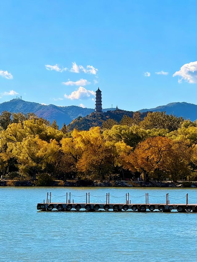 北京頤和園的秋天，是把調色盤打翻在皇家園林裡了！