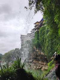 住進瀑布邊的古鎮