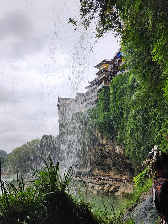 住進瀑布邊的古鎮 住進瀑布邊的古鎮