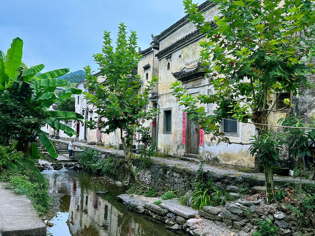 The magic of Thousand Island Lake touches the soul with its serene beauty.