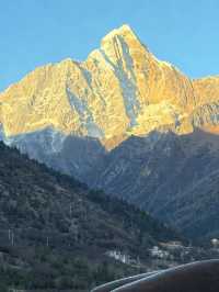 四姑娘山封神民宿!推窗直面雪山,私湯星空