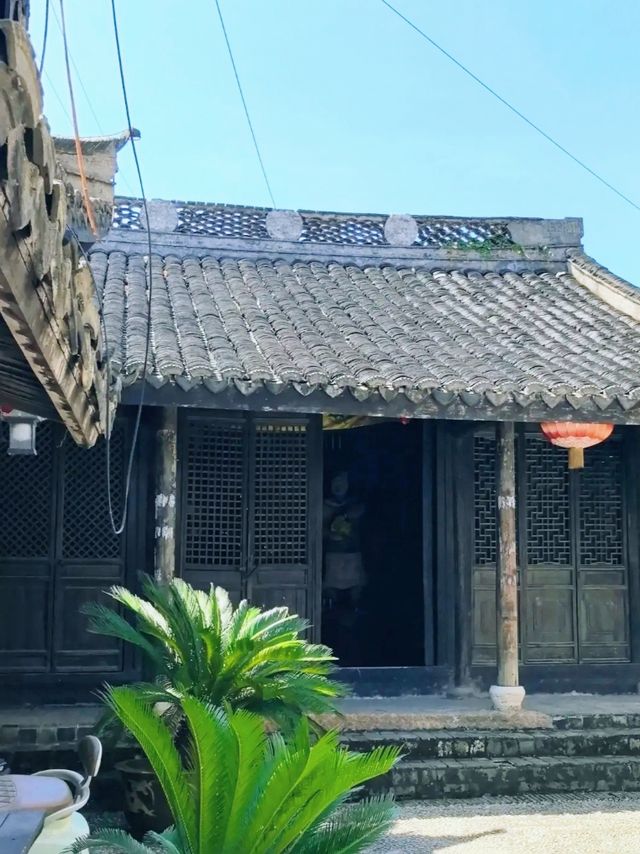 唐代楊氏家族在此修建的橋樑，連接南北，成為古鎮的象徵