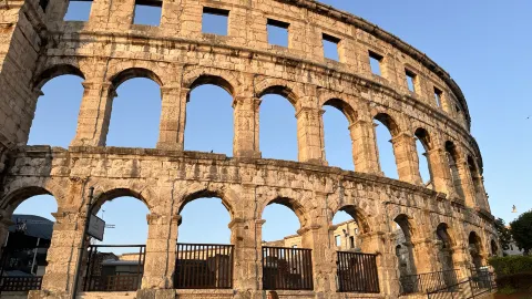 Khi đến thăm Croatia, đừng quên ghé thăm Đấu trường La Mã Pula, một trong bốn đấu trường La Mã cổ đại vĩ đại nhất thế giới. — traveler post in Pula