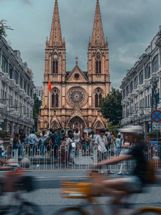 ภาพถ่ายแนวสตรีทในกว่างโจวในวันที่ฝนตก | การเข้าพักที่โรงแรมแห่งนี้มีระบบเดินทางที่สะดวกสบายมาก