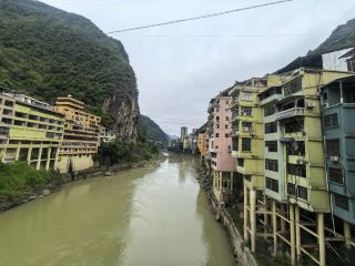 雲南藏著一座建在峽谷裡的「一線城市」