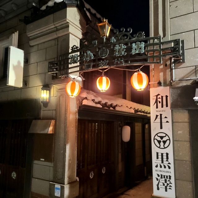 路地に入ったらコジャレたお店が立ち並ぶ【小樽出抜小路】✨
