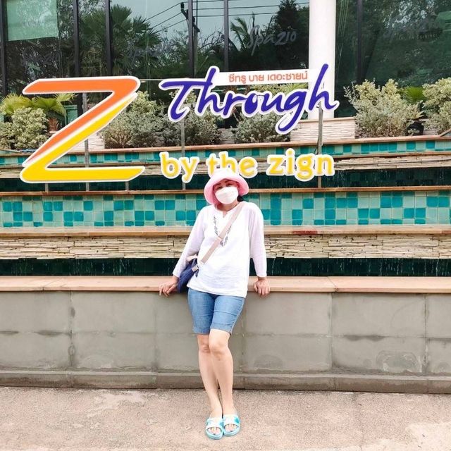 พักเที่ยวที่ Z Through by The Zign Hotel