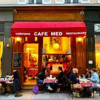 QUAINT & CHARMING RED CAFE IN PARIS!