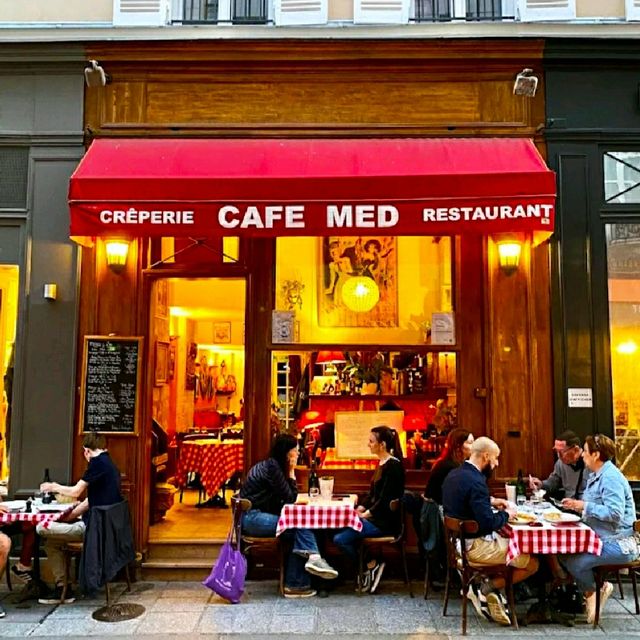 QUAINT & CHARMING RED CAFE IN PARIS!