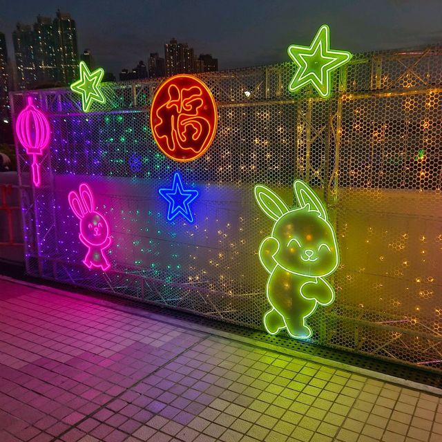 乘著夕陽，很多人在將軍澳海濱長廊，享受美好的時光！