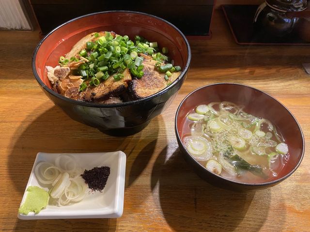 東京・品川。第六回全国丼グランプリ『豚丼部門・金賞』の『丼ぶり屋幸丼 東京品川』