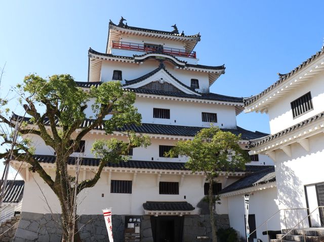 【佐賀】鶴が羽を広げたような景色が見える！唐津城をご紹介