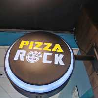 再次來到熟悉的pizza rock 這次點不一樣的披薩~夏威夷
