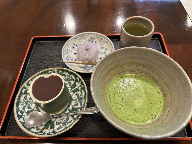 名古屋・伏見。街中で見つけた和菓子屋さん。『むらさきや』で生菓子を楽しむ。