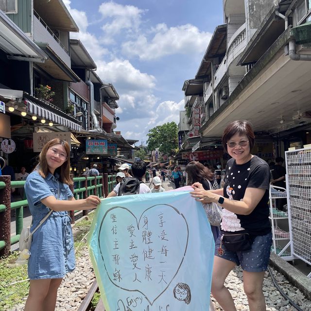 台北十份老街放天燈😍食花生卷冰淇淋🍦附上交通攻略～