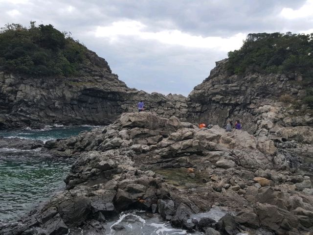 The lonely rock by the beach, Oedolgae