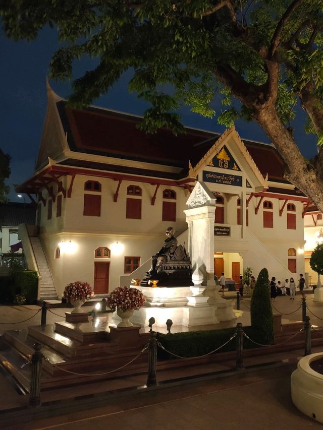 วัดราชบพิธยามค่ำ