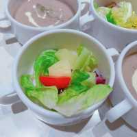 收工約埋閨蜜去貓貓cafe，忙咗成個星期終於可以唞吓，坐低食嘢傾吓偈，又可以玩貓貓，治癒感一流！
