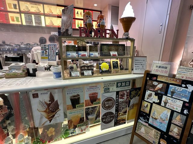 北海道・新千歳空港。ソフトクリームの種類が豊富な空港スイーツグルメ『Boren』