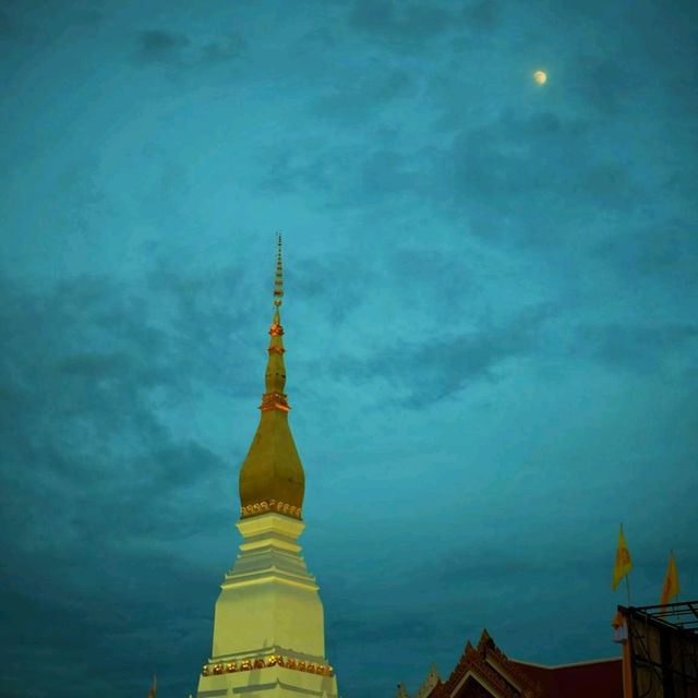 สิ่งศักดิ์สิทธิ์คู่เมืองสกลนคร "พระธาตุเชิงชุม"