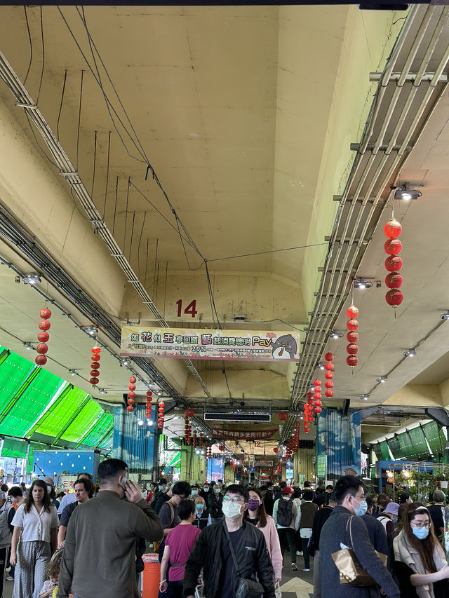 建國假日花市：花卉與玉器的亞洲最大市場 🌸🛍️