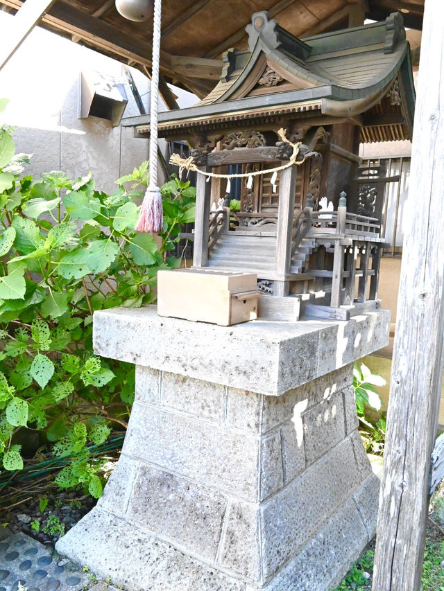 【稲荷神社/東京都】小さいながら昇龍・降龍が見られる