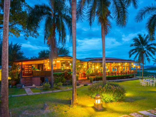 Kaengkrachan Boathouse Paradise Resort