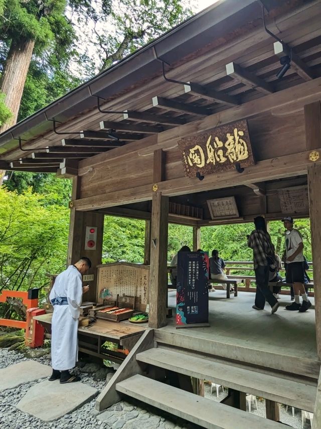 日本京都-攝影者最愛的點燈石階：貴船神社