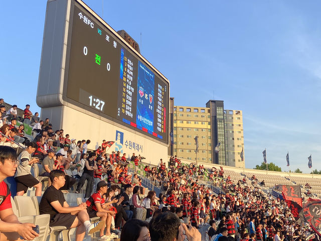 뜨거운 열기를 느끼며 축구도 보고, 환상적인 일몰 뷰도 즐길 수 있는 곳, 수원종합운동장⚽️