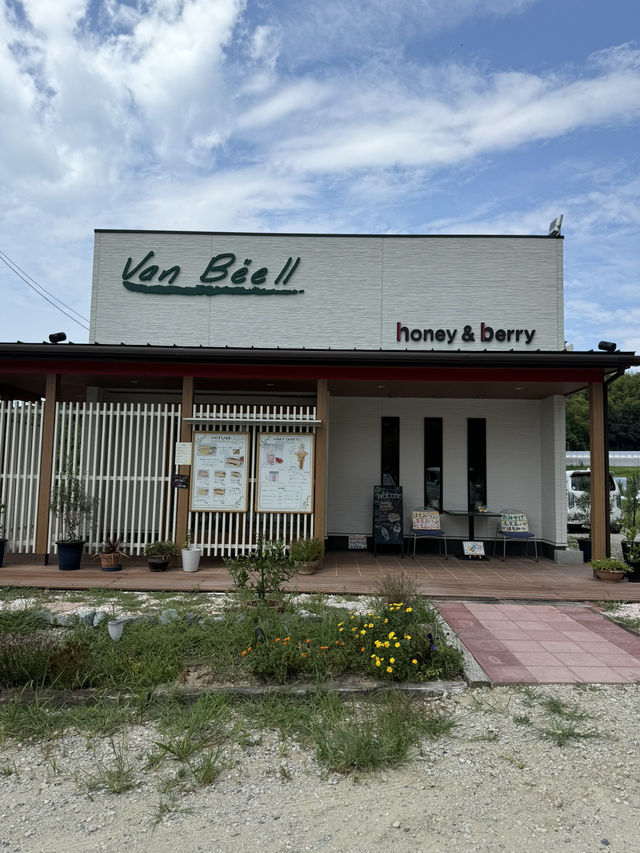 【福岡カフェ】自社農場の苺と地元の蜂蜜が使われたスイーツが食べられるカフェ🍯🐝