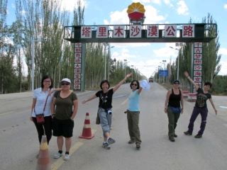 塔克拉瑪干公路上的公路探險之旅