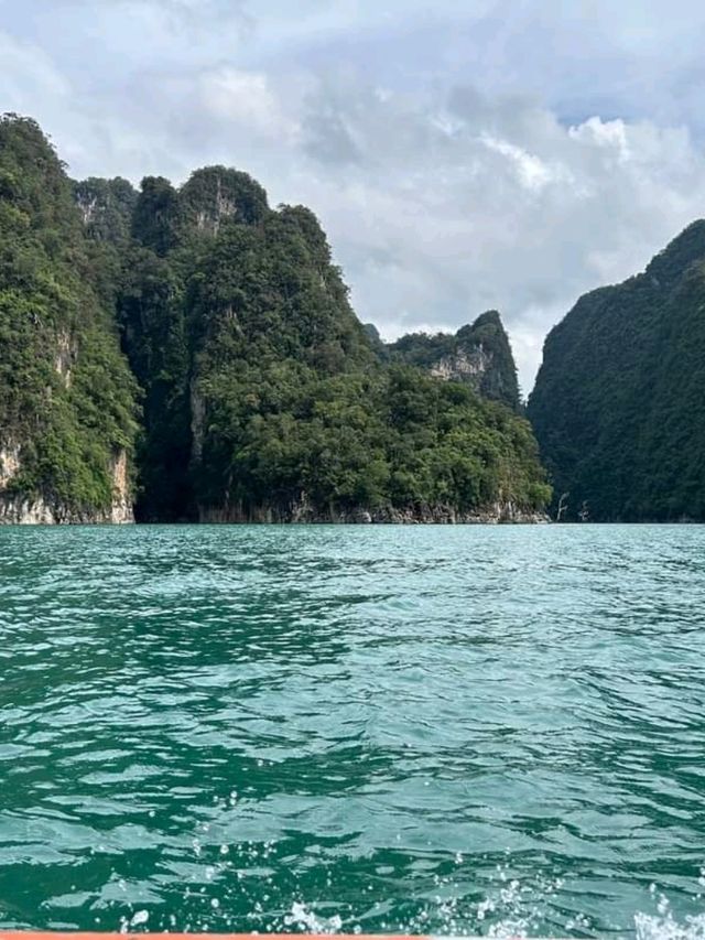 ล่องเรือเที่ยว  ที่อุทยานแห่งชาติเขาสก