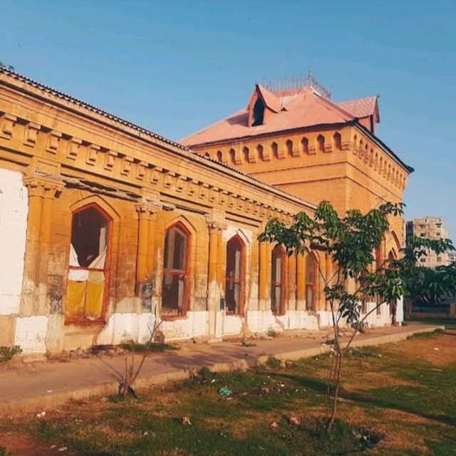 EXPERIENCING THE EMPRESS MARKET.